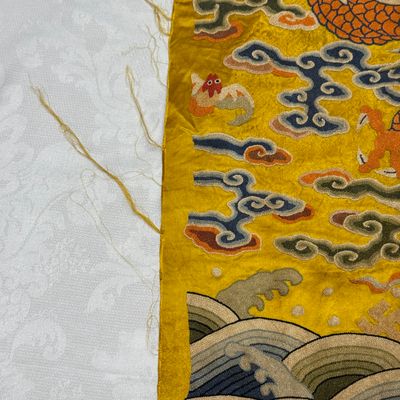 Two Chinese yellow-ground seed-stitch embroidered 'Dragon' panels — foto 6