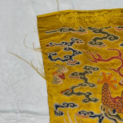 Two Chinese yellow-ground seed-stitch embroidered 'Dragon' panels — foto 7
