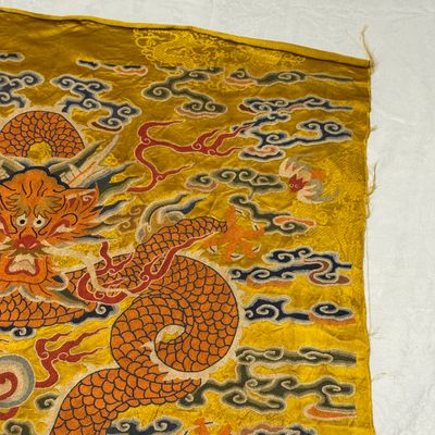 Two Chinese yellow-ground seed-stitch embroidered 'Dragon' panels — foto 8