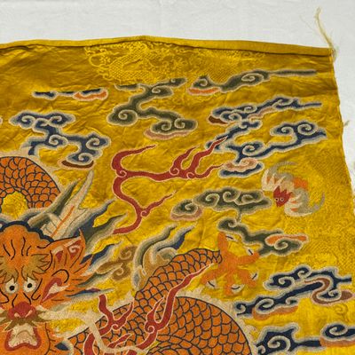 Two Chinese yellow-ground seed-stitch embroidered 'Dragon' panels — foto 9