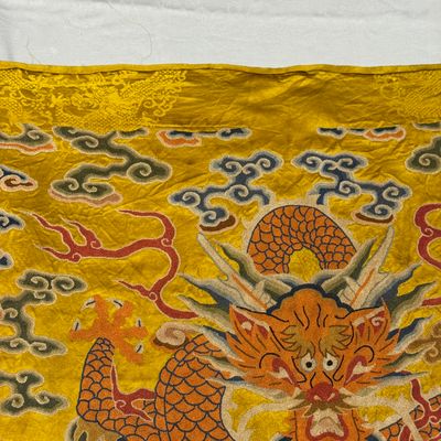 Two Chinese yellow-ground seed-stitch embroidered 'Dragon' panels — foto 10