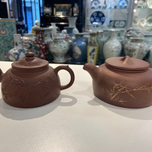 Two Chinese Yixing stoneware teapots and a famille rose 'Shou Lao' group, Kangxi and 20th C. — 照片 14