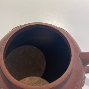 Two Chinese Yixing stoneware teapots and a famille rose 'Shou Lao' group, Kangxi and 20th C. — 照片 19
