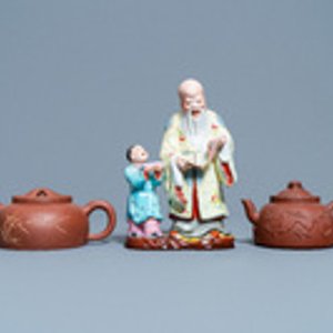 Two Chinese Yixing stoneware teapots and a famille rose 'Shou Lao' group, Kangxi and 20th C. — 照片 2