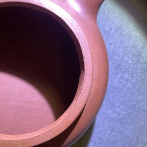 Two Chinese Yixing stoneware teapots and a famille rose 'Shou Lao' group, Kangxi and 20th C. — 照片 25