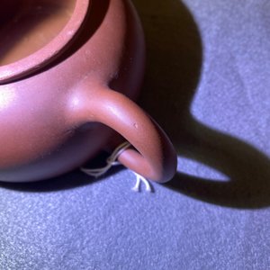 Two Chinese Yixing stoneware teapots and a famille rose 'Shou Lao' group, Kangxi and 20th C. — 照片 26
