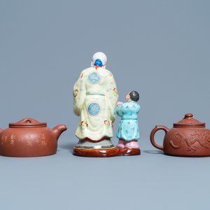 Two Chinese Yixing stoneware teapots and a famille rose 'Shou Lao' group, Kangxi and 20th C. — 照片 4