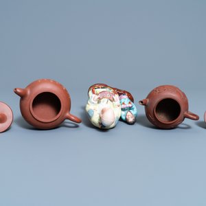 Two Chinese Yixing stoneware teapots and a famille rose 'Shou Lao' group, Kangxi and 20th C. — 照片 6