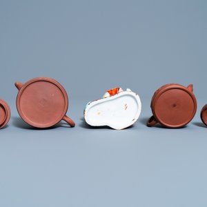 Two Chinese Yixing stoneware teapots and a famille rose 'Shou Lao' group, Kangxi and 20th C. — 照片 7