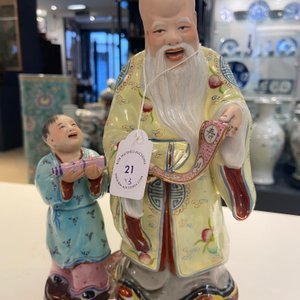 Two Chinese Yixing stoneware teapots and a famille rose 'Shou Lao' group, Kangxi and 20th C. — 照片 8