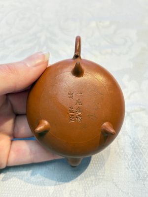 Two Chinese Yixing stoneware teapots and covers, Mengchen 孟臣 marks, 19th C. — photo 7