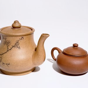 Two Chinese Yixing teapots and covers, 19th C. — 照片 1