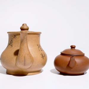Two Chinese Yixing teapots and covers, 19th C. — 照片 3