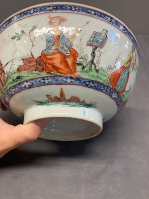 Two Dutch-decorated Chinese blue and white bowls with figures and landscapes, Qianlong — 照片 12