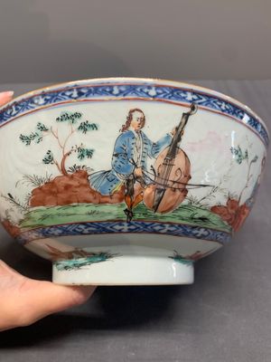Two Dutch-decorated Chinese blue and white bowls with figures and landscapes, Qianlong — 照片 19
