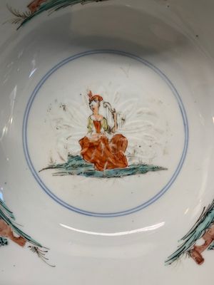 Two Dutch-decorated Chinese blue and white bowls with figures and landscapes, Qianlong — 照片 25