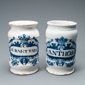 Two Dutch Delft blue and white albarello type drug jars, 18th C. — 照片 1
