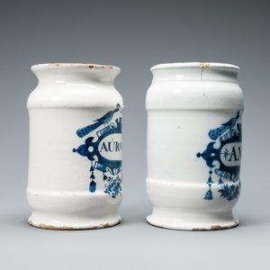 Two Dutch Delft blue and white albarello type drug jars, 18th C. — 照片 3