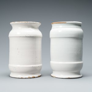 Two Dutch Delft blue and white albarello type drug jars, 18th C. — 照片 4