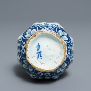 Two Dutch Delft blue and white chargers, an oval dish and a vase, 18th C. — photo 12