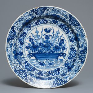 Two Dutch Delft blue and white chargers, an oval dish and a vase, 18th C. — photo 6