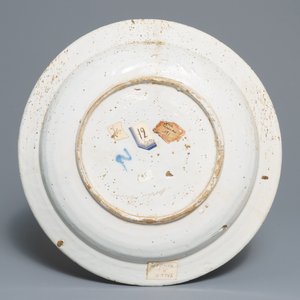 Two Dutch Delft blue and white chargers, an oval dish and a vase, 18th C. — photo 7