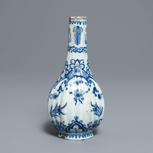 Two Dutch Delft blue and white chargers, an oval dish and a vase, 18th C. — photo 10