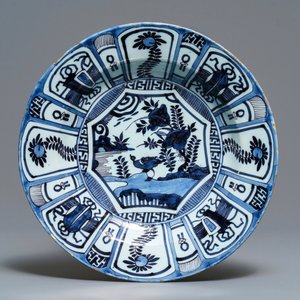 Two Dutch Delft blue and white chinoiserie plates and a dish, 17/18th C. — 照片 2
