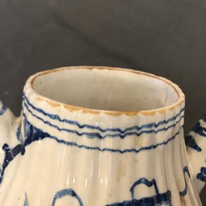 Two Dutch Delft blue and white chinoiserie teapots, 18th C. — 照片 15