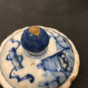 Two Dutch Delft blue and white chinoiserie teapots, 18th C. — 照片 21
