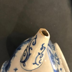Two Dutch Delft blue and white chinoiserie teapots, 18th C. — 照片 9