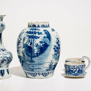 Two Dutch Delft blue and white chinoiserie vases and a cruet stand, 17/18th C. — 照片 3