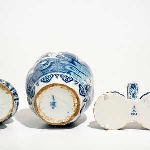 Two Dutch Delft blue and white chinoiserie vases and a cruet stand, 17/18th C. — 照片 7