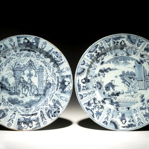 Two Dutch Delft blue and white chinoiserie Wanli style dishes with figures, 2nd half 17th C. — 照片 1