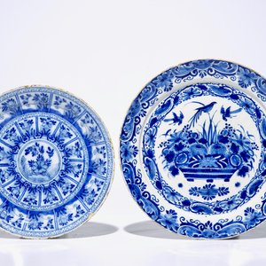Two Dutch Delft blue and white dishes and two plates, early 18th C. — 照片 4