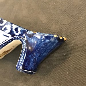 Two Dutch Delft blue and white models of slippers, one dated 1708, 18th C. — 照片 11