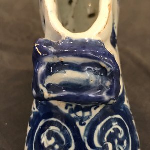 Two Dutch Delft blue and white models of slippers, one dated 1708, 18th C. — 照片 12