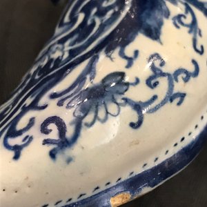 Two Dutch Delft blue and white models of slippers, one dated 1708, 18th C. — 照片 14