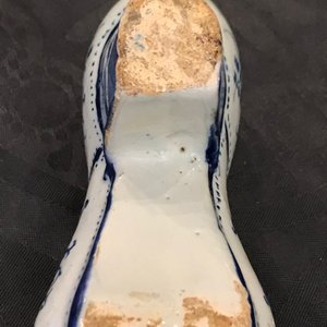 Two Dutch Delft blue and white models of slippers, one dated 1708, 18th C. — 照片 16