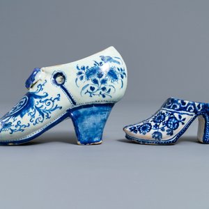 Two Dutch Delft blue and white models of slippers, one dated 1708, 18th C. — 照片 5