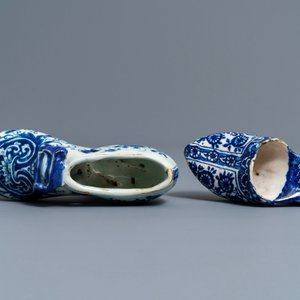 Two Dutch Delft blue and white models of slippers, one dated 1708, 18th C. — 照片 8