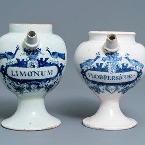 Two Dutch Delft blue and white pharmacy wet drug jars, 18th C. — 照片 1