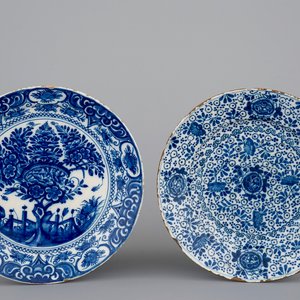 Two Dutch Delft blue and white plates with fine designs, 17/18th C. — 照片 1