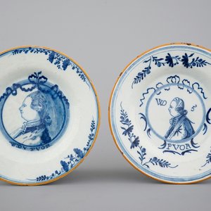 Two Dutch Delft blue and white royal portrait plates, 18th C. — 照片 1