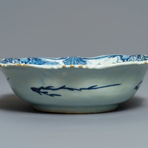Two Dutch Delft blue and white salad bowls, 18th C. — 照片 3