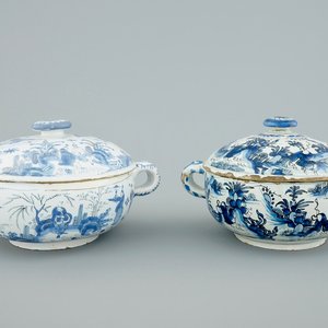 Two Dutch Delft blue and white spiced wine bowls and covers, late 17th C. — photo 1