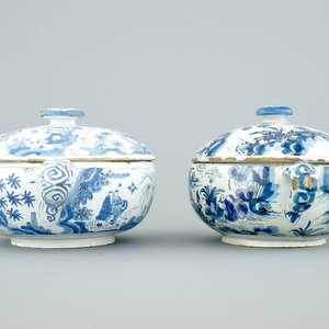 Two Dutch Delft blue and white spiced wine bowls and covers, late 17th C. — photo 3