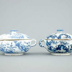 Two Dutch Delft blue and white spiced wine bowls and covers, late 17th C. — photo 4