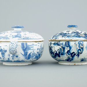 Two Dutch Delft blue and white spiced wine bowls and covers, late 17th C. — photo 5