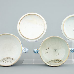 Two Dutch Delft blue and white spiced wine bowls and covers, late 17th C. — photo 6